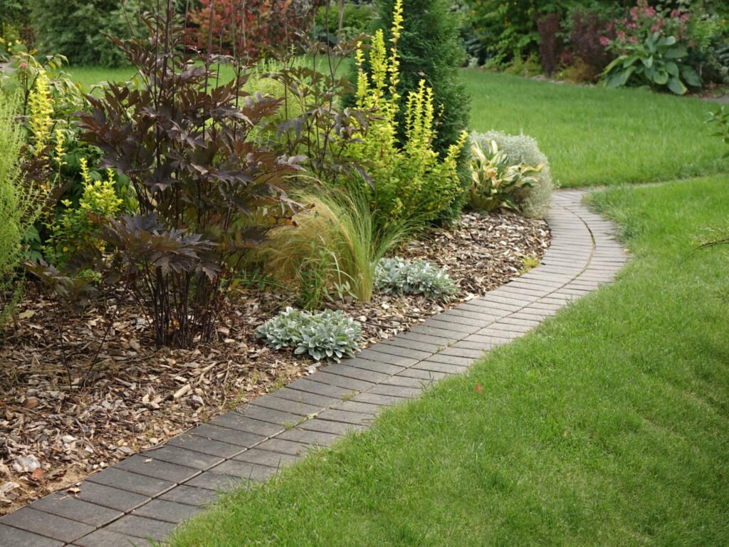 40 Small Garden Design Ideas: Genius Tips for Tiny Spaces Make borders bigger 1024x768 - 40 Small Garden Design Ideas: Genius Tips for Tiny Spaces