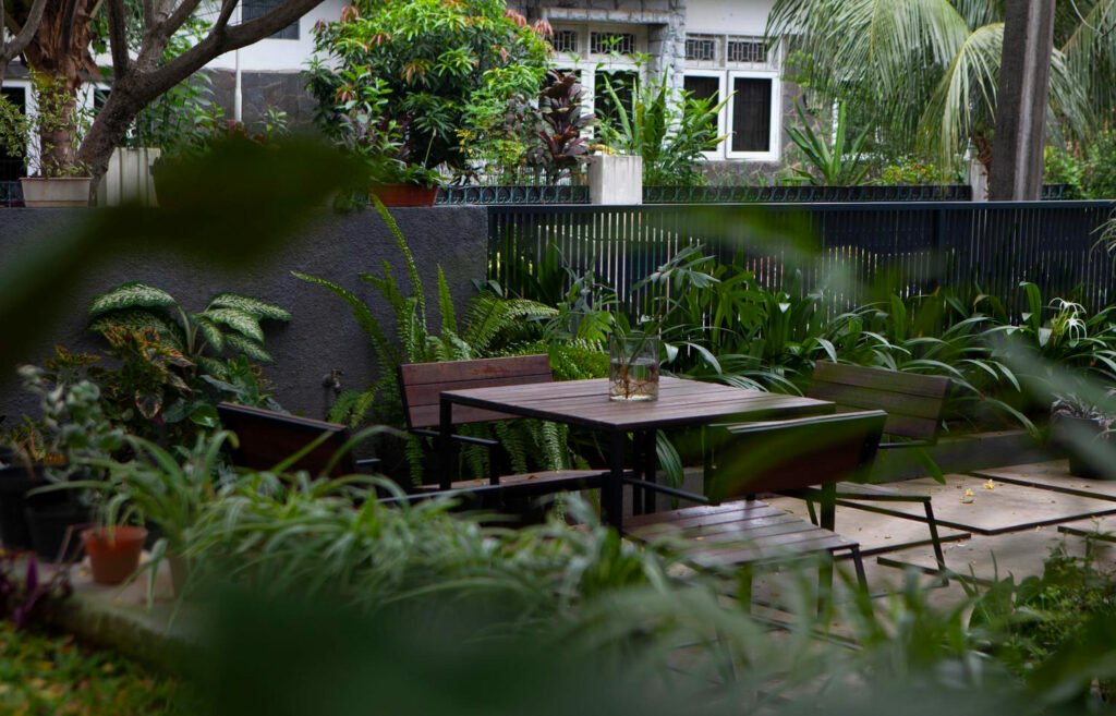 40 Small Garden Design Ideas: Genius Tips for Tiny Spaces Use repetition 1024x657 - 40 Small Garden Design Ideas: Genius Tips for Tiny Spaces